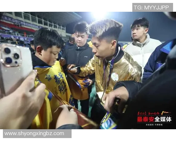 足球球星亲临现场露脸打卡掀起球迷热潮引爆激情瞬间